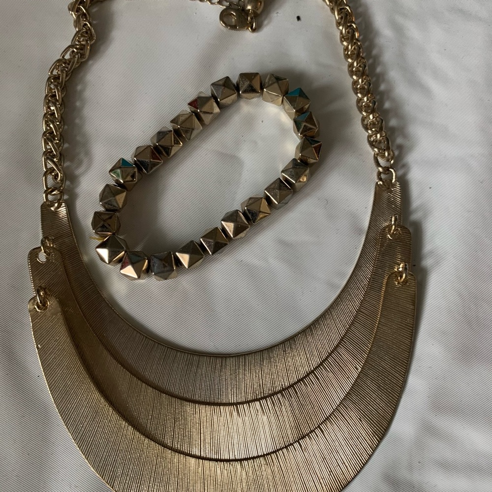 Necklace and bracelet set
